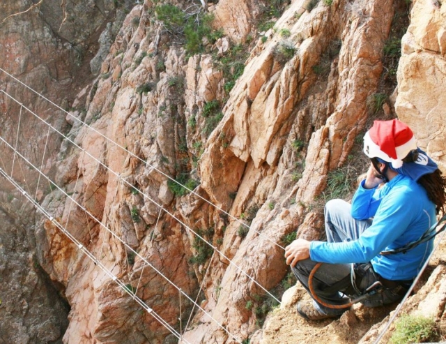 En la ferrata con gorrito